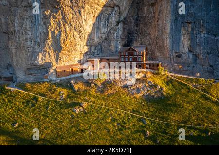 Veduta aerea di Berggasthaus Aescher all'alba, Canton Appenzell, Alpstein, Svizzera, Europa Foto Stock