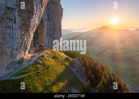 Veduta aerea di Berggasthaus Aescher all'alba, Canton Appenzell, Alpstein, Svizzera, Europa Foto Stock