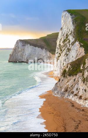 Vista di Bat's Head al tramonto. Jurassic Coast, Dorset, Inghilterra, Regno Unito. Foto Stock