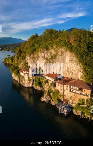Veduta aerea del monastero di Santa Caterina del Sasso Ballaro con vista sul Lago maggiore al tramonto. Leggiuno, Provincia di Varese, Lombardia, Italia. Foto Stock