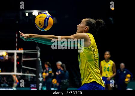 ROTTERDAM, PAESI BASSI - OTTOBRE 7: Gabriela Braga Guimaraes del Brasile si scalda prima della partita di Pool e fase 2 tra il Brasile e i Paesi Bassi il giorno 14 del Campionato Mondiale FIVB Volleyball Womens 2022 al Rotterdam Ahoy il 7 ottobre 2022 a Rotterdam, Paesi Bassi (Foto di Rene Nijhuis/Orange Pictures) Credit: Orange Pics BV/Alamy Live News Foto Stock