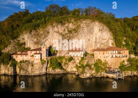 Veduta aerea del monastero di Santa Caterina del Sasso Ballaro con vista sul Lago maggiore al tramonto. Leggiuno, Provincia di Varese, Lombardia, Italia. Foto Stock