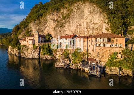 Veduta aerea del monastero di Santa Caterina del Sasso Ballaro con vista sul Lago maggiore al tramonto. Leggiuno, Provincia di Varese, Lombardia, Italia. Foto Stock
