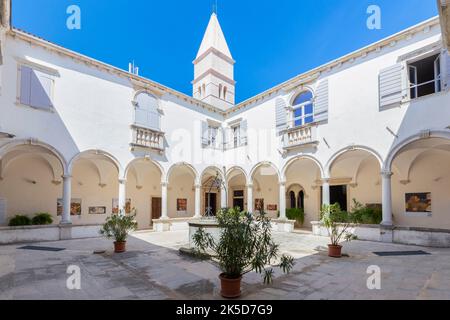 Il chiostro della chiesa di San Francesco nel centro storico di Pirano. Piran, Slovenia. Foto Stock
