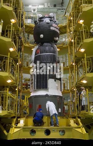 Nell'impianto di integrazione presso il Cosmodrome di Baikonur in Kazakistan, il veicolo spaziale Soyuz MS-22 è mostrato in preparazione per il suo incapsulamento nello stadio superiore del suo razzo booster Soyuz. L'astronauta della NASA Frank Rubio è previsto per il lancio con i compagni di squadra Roscosmos cosmonauta Sergey Prokopyev e Dmitri Petelin settembre 21 per una missione di sei mesi sulla Stazione spaziale Internazionale. Foto Stock