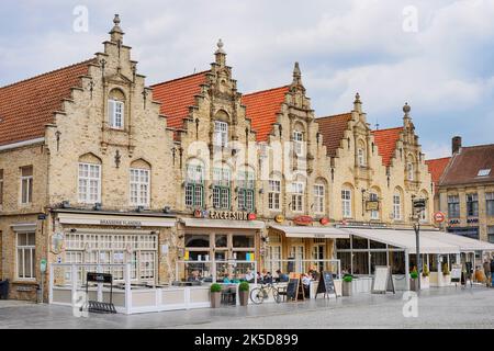 Case a capanna sulla piazza del mercato Grote Markt, Veurne, Fiandre Occidentali, Fiandre, Belgio Foto Stock