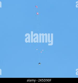 Il Boeing CST-100 Starliner passa dal drogo ai paracadute principali durante l'atterraggio al White Sands Space Harbor durante l'Orbital Flight test-2, il secondo test di volo senza equipaggio all'ISS per il Commercial Crew Program della NASA. Foto Stock