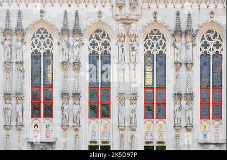 Municipio, facciata gotica con figure, Bruges, Fiandre Occidentali, Fiandre, Belgio Foto Stock