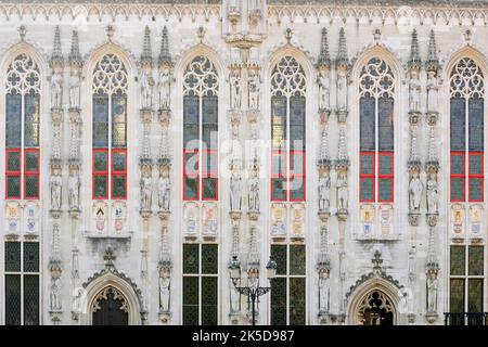 Municipio, facciata gotica con figure, Bruges, Fiandre Occidentali, Fiandre, Belgio Foto Stock