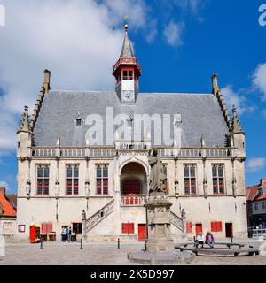 Municipio e statua di Jacob van Maerlant, Damme, Fiandre Occidentali, Fiandre, Belgio Foto Stock