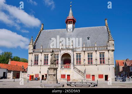 Municipio e statua di Jacob van Maerlant, Damme, Fiandre Occidentali, Fiandre, Belgio Foto Stock