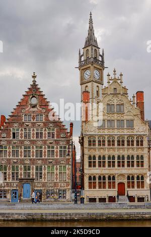 Graslei, vecchie case delle corporazioni e la torre dell'ex ufficio postale, Gand, Fiandre Orientali, Fiandre, Belgio Foto Stock