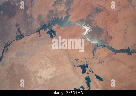 Questa fotografia della stazione spaziale Internazionale mostra la luce del sole che si riflette al largo del lago Nasser, nell'Egitto meridionale, mentre la stazione orbitava a 257 miglia sopra la Terra. Foto Stock