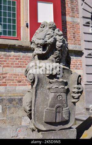 Statua del Leone all'ingresso, Kloveniersdoelen, Middelburg, Walcheren, Zeeland, Paesi Bassi Foto Stock
