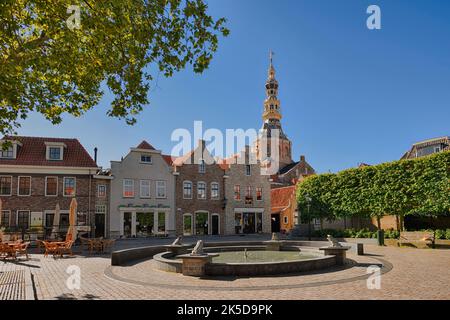 Fontana, negozi e municipio, Zierikzee, Schouwen-Duiveland, Zeeland, Paesi Bassi Foto Stock