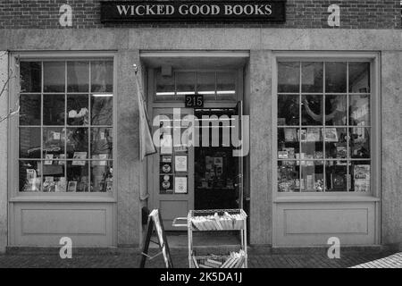 Una piccola libreria privata nella storica Salem, Massachusetts. L'immagine è stata acquisita su pellicola analogica in bianco e nero. Foto Stock