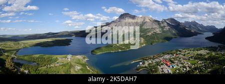 Vista del Prince of Wales Hotel e dell'Upper Waterton Lake, del Monte Crandell, del Parco Nazionale dei Laghi di Waterton, dell'Alberta, Canada dal punto panoramico di Bear's Hump. Foto Stock