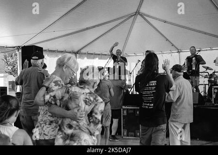 Ploka band e danceers al Lowell Folk Festival nella storica Lowell, Massachusetts. L'immagine è stata acquisita su pellicola analogica in bianco e nero. Foto Stock