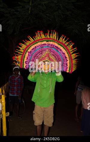 La danza Chhau, anche scritta come Chau o Chhau, è una danza indiana semi classica con tradizioni marziali, tribali e folcloristiche, con origini nell'India orientale Foto Stock