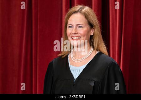 Washington DC, Stati Uniti. 07th Ott 2022. Washington, DC, Stati Uniti. 7th Ott 2022. Giustizia associata Amy Coney Barrett durante il gruppo formale fotografia alla Corte Suprema di Washington, DC, Stati Uniti, Venerdì, 7 ottobre, 2022. La corte ha aperto il suo nuovo mandato Lunedi con un calendario già pieno di scontri di alto profilo, tra cui due casi che potrebbero porre fine all'uso della corsa nelle ammissioni universitarie. Credit: Eric Lee/Pool via CNP/dpa/Alamy Live News Credit: dpa picture Alliance/Alamy Live News Foto Stock