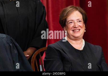 Washington DC, Stati Uniti. 07th Ott 2022. Washington, DC, Stati Uniti. 7th Ott 2022. Giustizia associata Elena Kagan durante il gruppo formale fotografia alla Corte Suprema di Washington, DC, Stati Uniti, Venerdì, 7 ottobre, 2022. La corte ha aperto il suo nuovo mandato Lunedi con un calendario già pieno di scontri di alto profilo, tra cui due casi che potrebbero porre fine all'uso della corsa nelle ammissioni universitarie. Credit: Eric Lee/Pool via CNP/dpa/Alamy Live News Credit: dpa picture Alliance/Alamy Live News Foto Stock