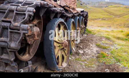 Vecchio abbandonato arrugginito serbatoio rimane primo piano Foto Stock