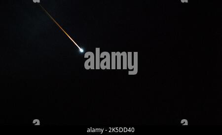 La ISS Progress 79 rifornisce il veicolo spaziale da Roscosmos rientrò nell'atmosfera terrestre sopra l'Oceano Pacifico, producendo una pista al plasma visibile e bruciando in sicurezza durante la discesa. Foto Stock