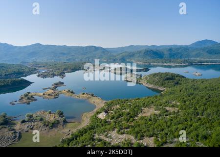 Veduta aerea del lago salato di Slano con le isole del Montenegro Foto Stock