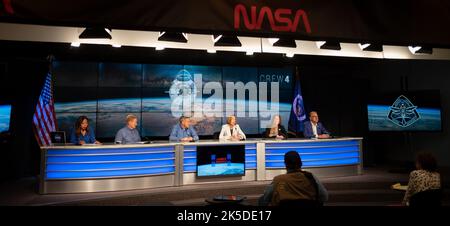 Megan Cruz, NASA Communications, sinistra, amministratore della NASA Bill Nelson, secondo da sinistra, Bob Cabana, amministratore associato della NASA, terzo da sinistra, Kathy Lueders, amministratore associato per la direzione della missione per le operazioni spaziali della NASA, terzo da destra, Heidi Parris, analista associato per il programma delle stazioni spaziali internazionali presso il Johnson Space Center della NASA, secondo da destra, E Josef Aschbacher, direttore generale dell’ESA (Agenzia spaziale europea), a destra, sono stati visti durante una conferenza stampa in vista del lancio dell’equipaggio 4, martedì 26 aprile 2022, al Kennedy Space Center della NASA in Florida. Foto Stock