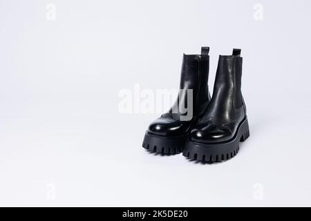 Stivali neri da donna in vera pelle su suola ruvida senza lacci. Nuova collezione di scarpe da primavera da donna Foto Stock