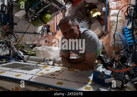 L'astronauta della NASA e l'ingegnere di volo della spedizione 67 Bob Hines è raffigurato durante le attività di manutenzione all'interno del modulo unità della Stazione spaziale Internazionale. Foto Stock