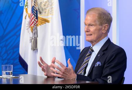 Bill Nelson, amministratore della NASA, parla con il presidente degli Stati Uniti Joe Biden in un incontro in cui hanno visto in anteprima le immagini del James Webb Space Telescope della NASA, lunedì 11 luglio 2022, presso il South Court Auditorium dell'Eisenhower Executive Office Building sul White House Complex di Washington. Foto Stock