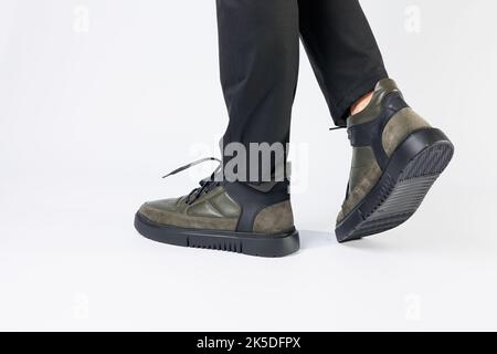 Nuovi eleganti stivali autunnali da uomo in vera pelle, calzature da uomo su sfondo bianco. Scarpe invernali da uomo 2022 Foto Stock