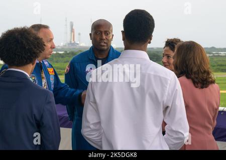 Il Vice Presidente Kamala Harris e il secondo Gentleman Doug Emhoff incontrano l'astronauta della NASA Randy Bresnik, il candidato dell'astronauta della NASA Andre Douglas, l'astronauta della NASA Jessica Meir, il Vice Amministratore della NASA Pam Melroy, E gli stagisti della NASA STEM, lunedì 29 agosto 2022, presso il Operations and Support Building II del Kennedy Space Center della NASA in Florida. Il Vice Presidente doveva assistere al lancio del razzo Space Launch System della NASA che trasportava la navicella spaziale Orion sul test di volo Artemis i, tuttavia il tentativo di lancio è stato interrotto verso le 8:30 del mattino ET. Foto Stock