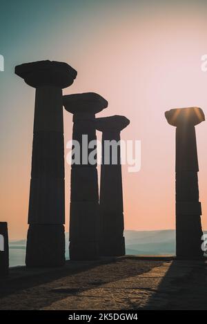 Città antica di Assos. Colonna dorica Tempio di Atena al tramonto. Behramkale, Canakkale, Turchia Foto Stock