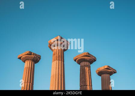 Colonne doriche del Tempio di Atena. Rovine dell'antica città di Assos. Behramkale, Turchia. Foto Stock