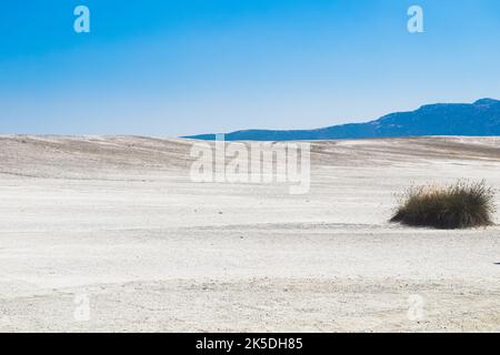 Sabbia bianca del lago di Salda nella provincia di Burdur. Il lago è famoso per le sue sabbie bianche e le acque turchesi. Foto Stock