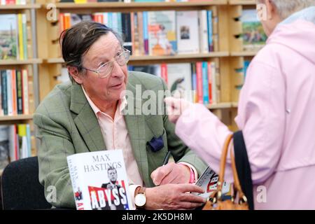 Cheltenham, Gloucestershire, Regno Unito – Venerdì 7th ottobre 2022 – Max Hastings autore e storico firma copie del suo nuovo libro Abyss - The Cuban Missile Crisis 1962 al Cheltenham Literature Festival. Foto Steven Maggio / Alamy Live News Foto Stock