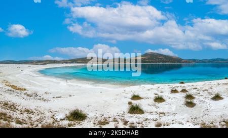 Lago di Salda nella provincia di Burdur. Il lago è famoso per le sue sabbie bianche e le acque turchesi. Foto Stock