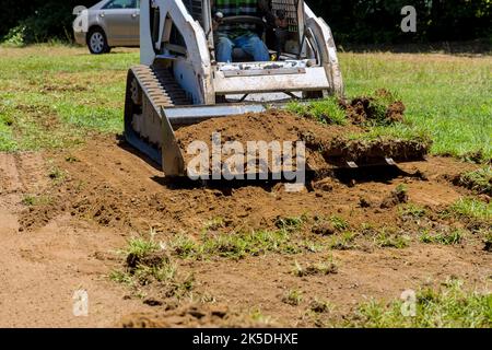 Landscape lavora bulldozer utilizzando la paletta per spostare la terra nel lavoro di paesaggio Foto Stock