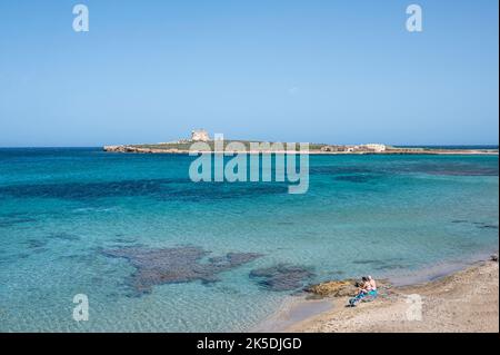 Portopalo, Italia: 09-15-2022: Spiaggia di Portopalo di fronte all'isola di Capo Passero dove si incontrano il Mediterraneo e lo Ionio Foto Stock