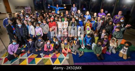 L'astronauta della NASA Victor Glover, tornato con le braccia estese, si propone per una foto di gruppo con gli studenti delle scuole di Bunker Hill Elementary, Bancroft Elementary e E.W. Stokes Public Charter School a conclusione di un evento educativo, giovedì 28 aprile 2022, presso il Museo Nazionale di Storia e Cultura Africana-americana a Washington. Glover ha recentemente svolto il ruolo di pilota e secondo comando sul Drago SpaceX Crew Crew 1, chiamato Resilience, che è atterrato dopo una missione di lunga durata a bordo della Stazione spaziale Internazionale, il 2 maggio 2021. Foto Stock