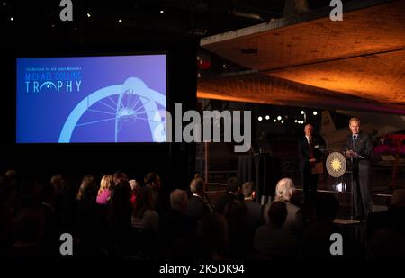 Bill Nelson, amministratore della NASA, interviene alla presentazione del Trofeo Michael Collins 2022, giovedì 24 marzo 2022, presso il centro Steven F. Udvar-Hazy dello Smithsonian National Air and Space Museum di Chantilly, V. il Trofeo Michael Collins del Smithsonian National Air and Space Museum riconosce straordinari successi in aeronautica e volo spaziale. Foto Stock