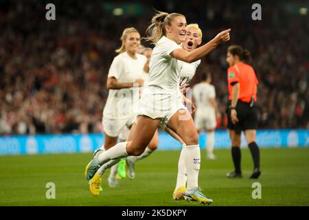 La Georgia Stanway of England celebra il suo obiettivo durante la partita internazionale amichevole tra le donne inglesi e gli Stati Uniti al Wembley Stadium, Londra, venerdì 7th ottobre 2022. Foto Stock