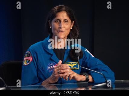L'astronauta della NASA Suni Williams parla al Kennedy Space Center prima del CST-100 Starliner Orbital Flight test-2, lanciato su un ULA Atlas V per attraccare con la ISS come parte del Commercial Crew Program. Foto Stock