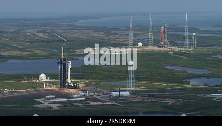 Axiom-1 di SpaceX è in primo piano sul Launch Pad 39A con Artemis i della NASA sullo sfondo del Launch Pad 39B il 6 aprile 2022. Questa è la prima volta che due tipi completamente diversi di razzi e navicella spaziale progettati per trasportare gli esseri umani sono sui pattini della sorella allo stesso tempo… Ma non sarà l’ultimo dato che il Kennedy Space Center della NASA in Florida continua a crescere come uno spazio multiutente per lanciare razzi pubblici e commerciali. Foto Stock