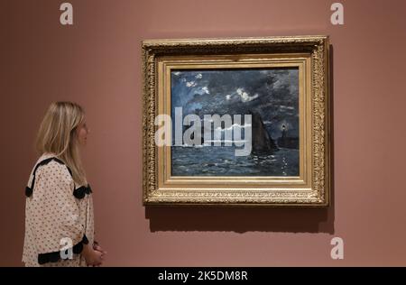 Una mostra Taste for Impressionism alla Scottish National Gallery di Edimburgo: Un membro dello staff ammira la spedizione di un dipinto di Claude Monet Sesacape Foto Stock