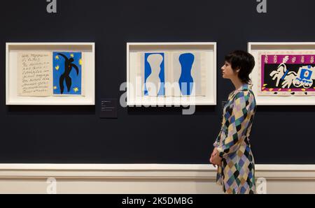 Una mostra Taste for Impressionism alla Scottish National Gallery di Edimburgo, Scozia: Un membro dello staff ammira le stampe jazz di Henri Matisse Foto Stock