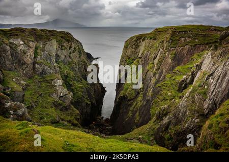 Scogliere frastagliate sulla costa sud-occidentale di Achill Island. Fa parte della Wild Atlantic Way. Foto Stock