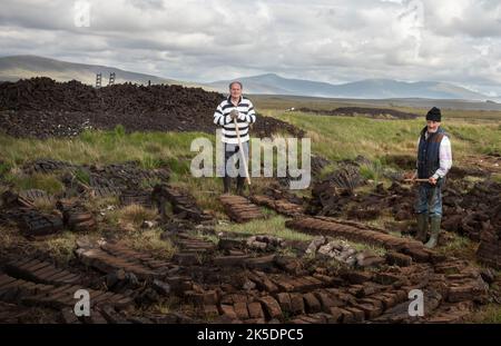 Aughness, Ballycroy, County Mayo, Irlanda, 6-18-2019. Girando il tappeto erboso nell'Irlanda del Nord-Ovest Foto Stock